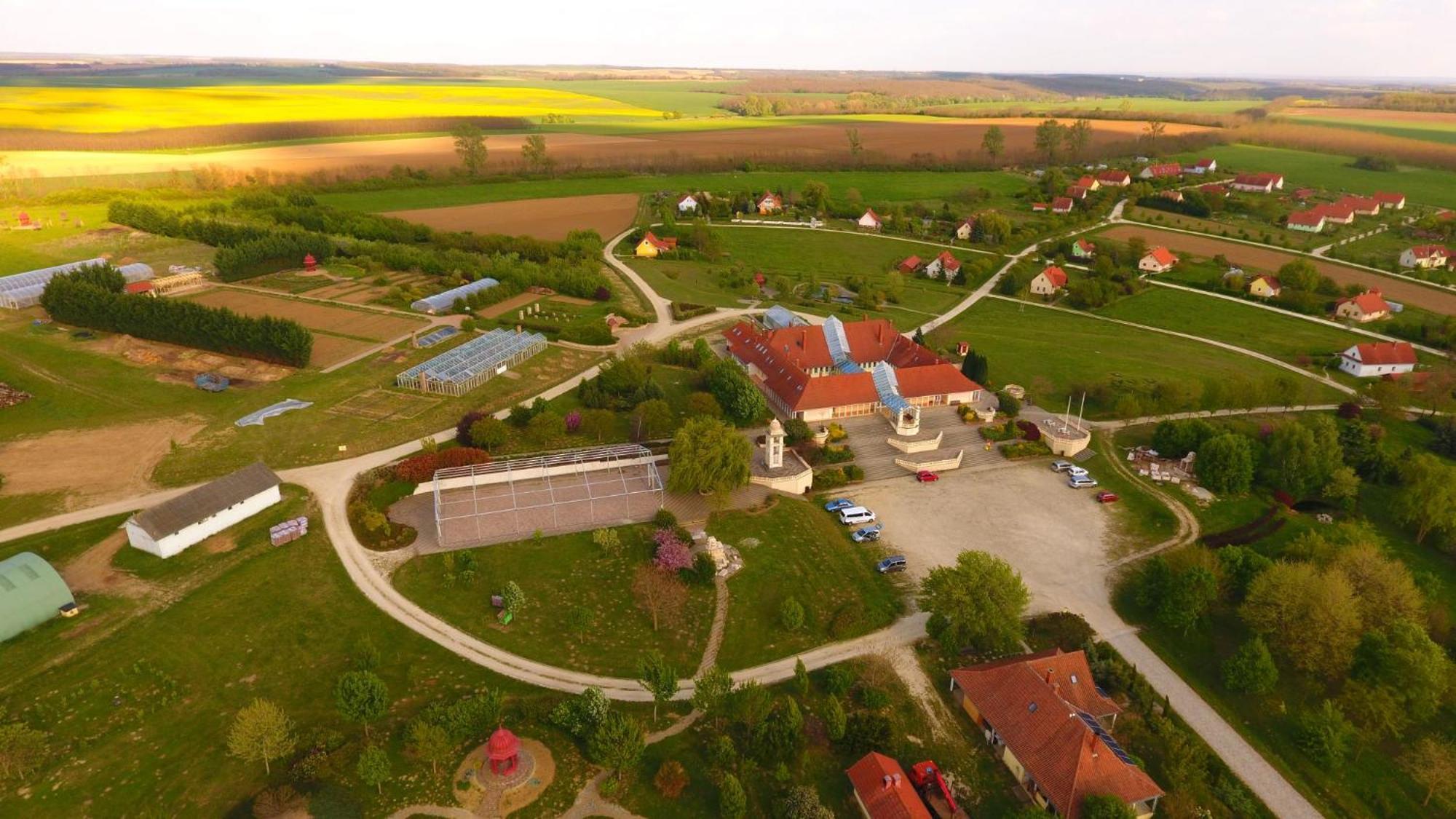 Gurudeva Bhavan – Eco Village Somogyvámos Buitenkant foto